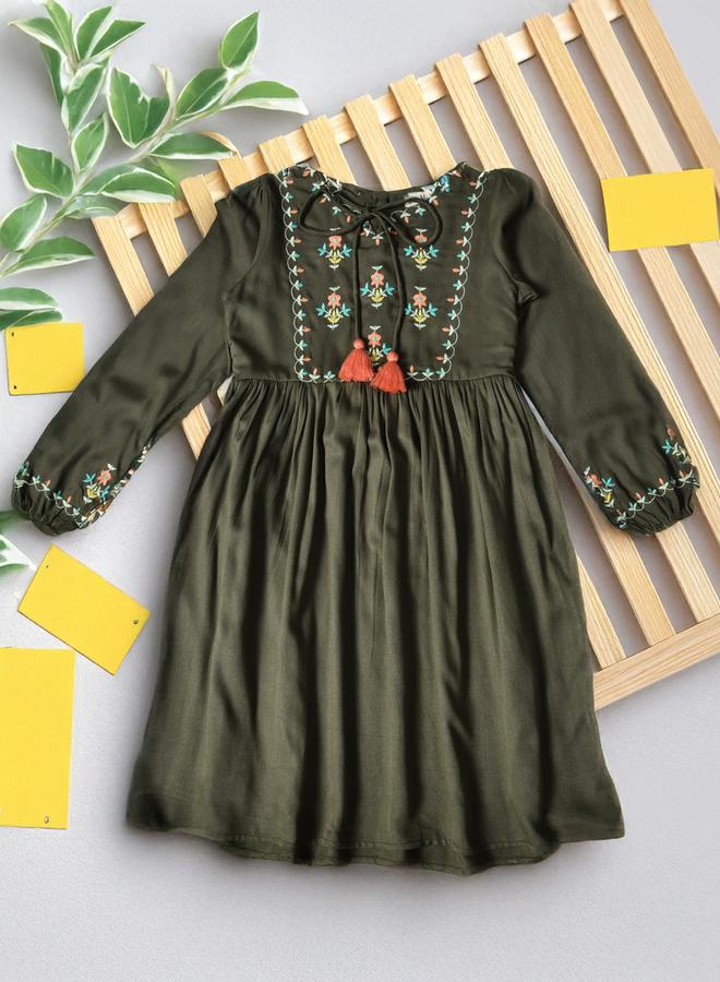 بيلا مودا فستان زيتوني مطرز - Image 2