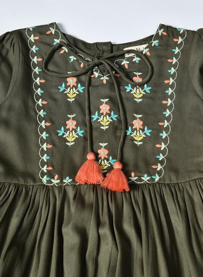 بيلا مودا فستان زيتوني مطرز - Image 4