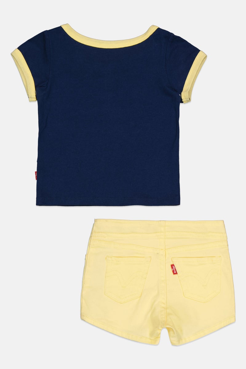 Levi's طقم بنات toddlers مكون من 2 قطعة بتصميم جرافيكي وقميص وشورتات، متعدد الألوان - Image 2