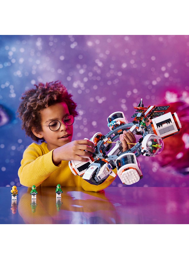 LEGO 60433 نموذج محطة فضائية مدينة قابلة للتعديل طقم بناء لعبة، هدية عيد ميلاد للأطفال، مجموعة لعب استكشافية قابلة للتعديل مع 6 شخصيات رائد فضاء صغيرة للأولاد والبنات وعشاق المركبات الفضائية من عمر 7 سنوات فما فوق (1,097 قطعة)  - Image 2
