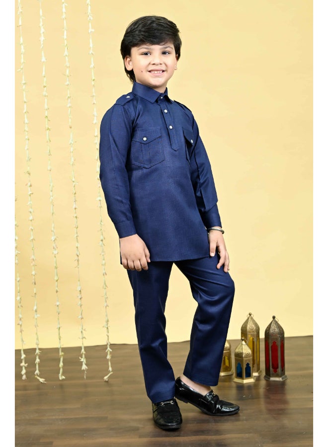 بي تي ديزايز طقم كورتا وسلوار قطن أزرق داكن للأولاد - Image 4