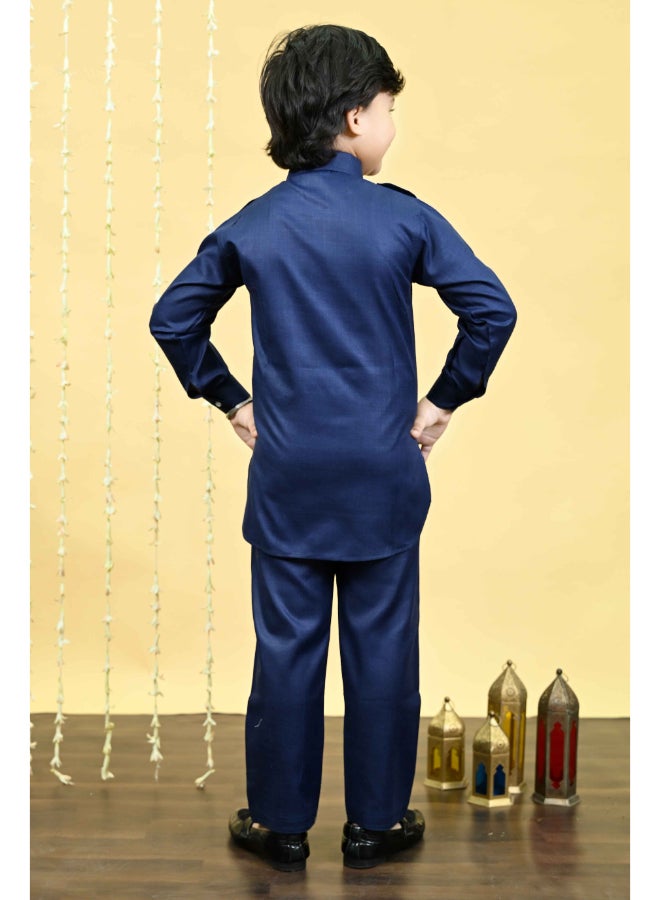 بي تي ديزايز طقم كورتا وسلوار قطن أزرق داكن للأولاد - Image 2