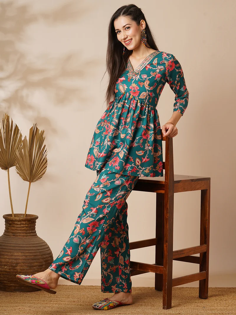 جلو باص Women Green Embroidered Jaal Print Tassel Detailing A-Line Tunic & Pant