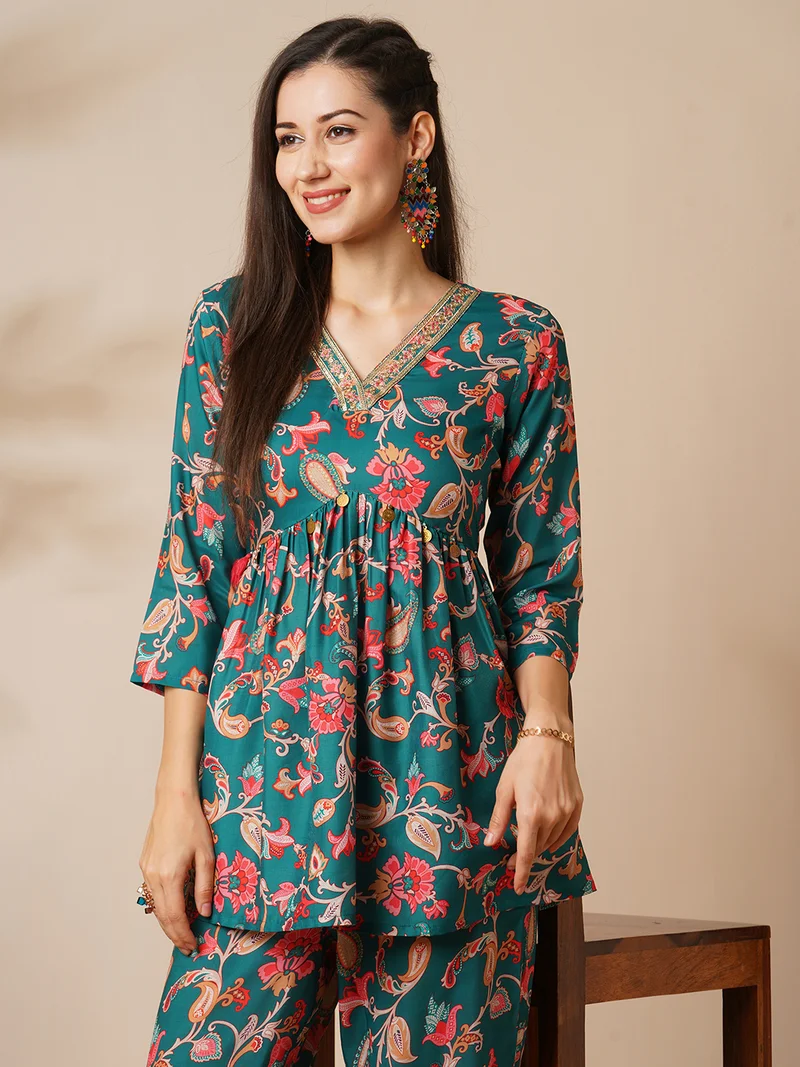 جلو باص Women Green Embroidered Jaal Print Tassel Detailing A-Line Tunic & Pant