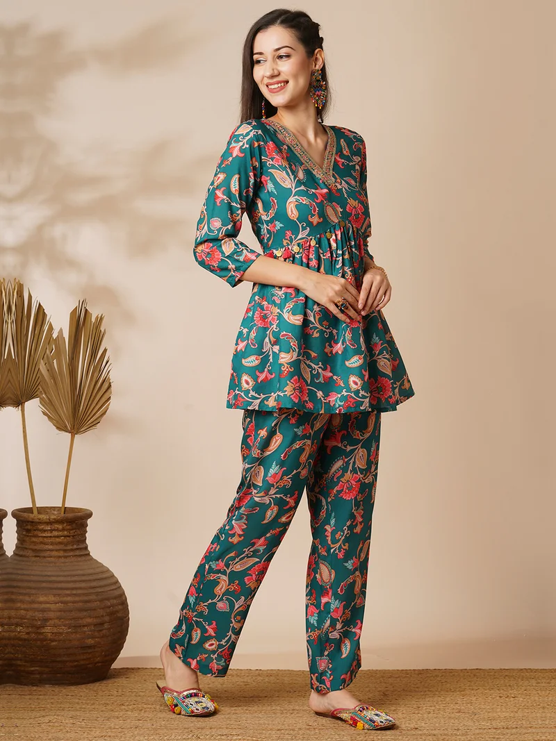 جلو باص Women Green Embroidered Jaal Print Tassel Detailing A-Line Tunic & Pant