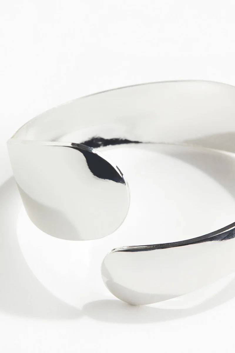 اتش اند ام سوار بتصميم أصفاد