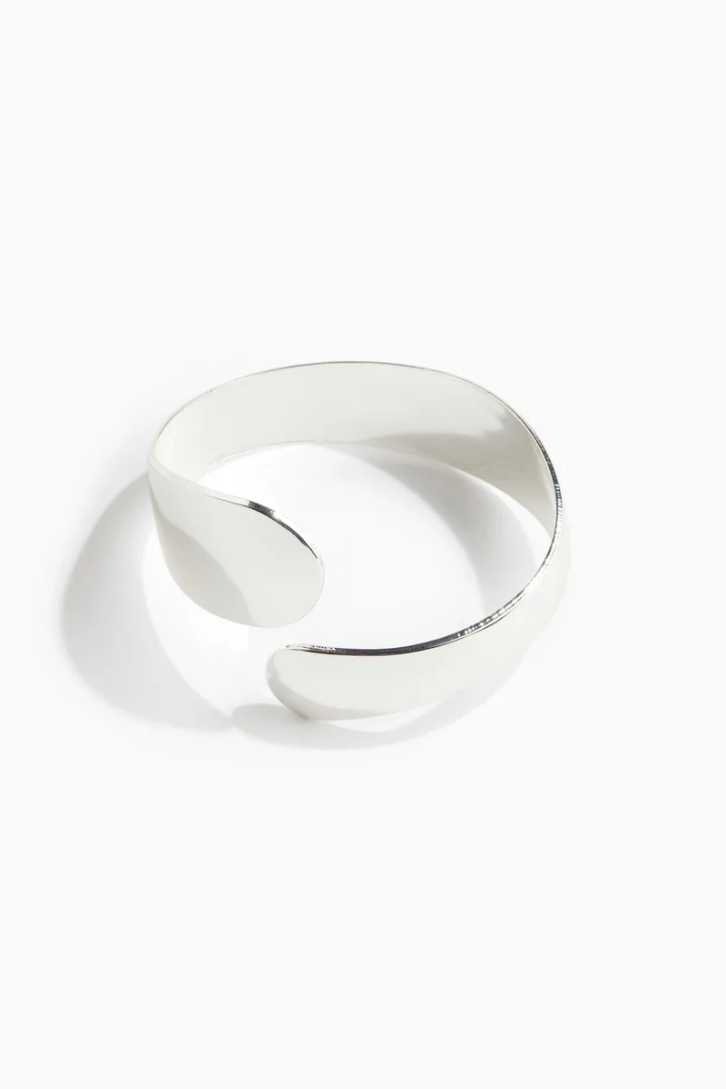 اتش اند ام سوار بتصميم أصفاد