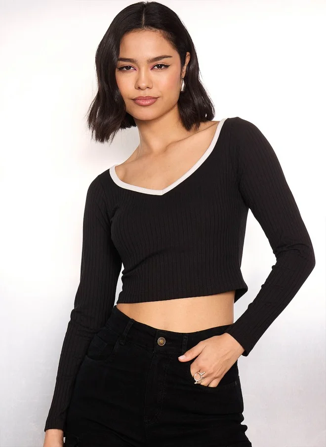 SASSAFRAS Black Sweetheart Neck Crop Top for Women