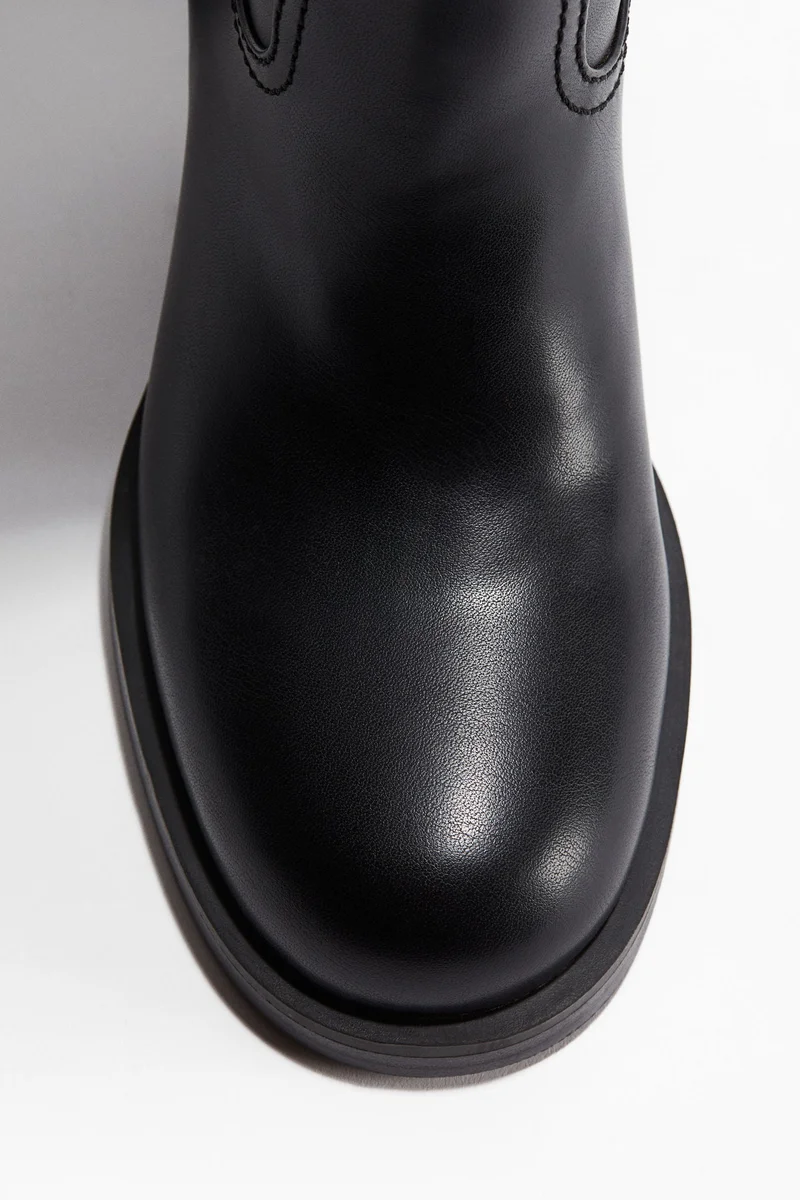 اتش اند ام أحذية الركبة