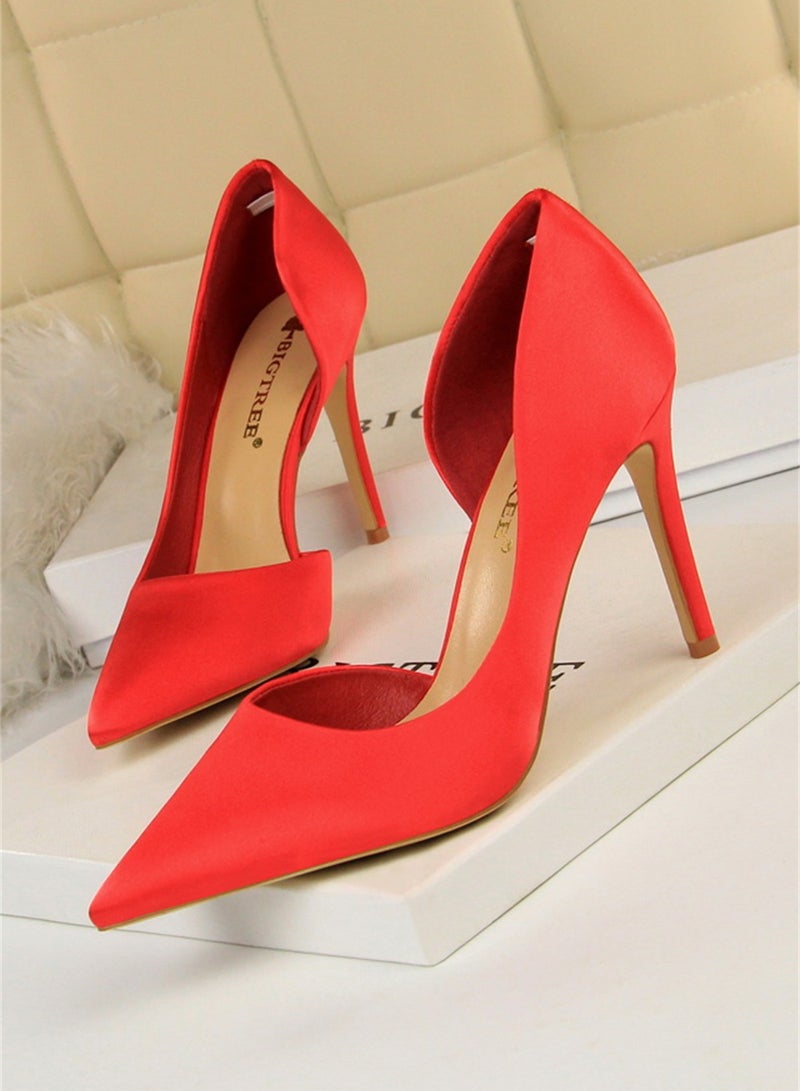 BIGTREE 9.5 سم كعب ستيليتو ساتان عالي النساء مع فم ضحل وجوانب مدببة مفرغة باللون الأحمر - Image 1