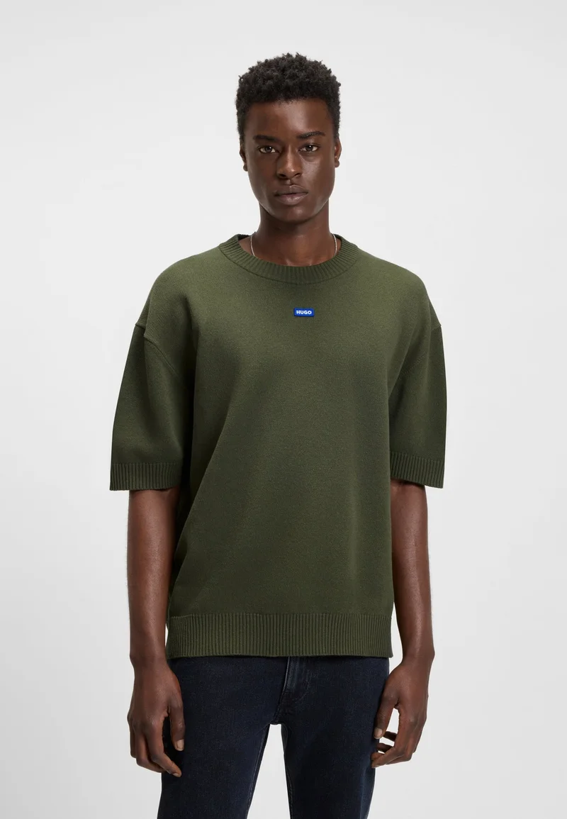 هوجو كنزة صوفية بأكمام قصيرة وشعار أزرق