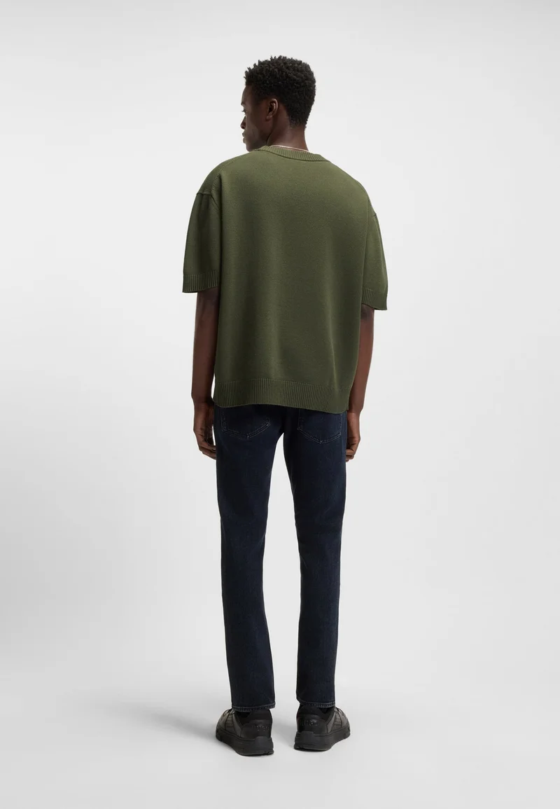 هوجو كنزة صوفية بأكمام قصيرة وشعار أزرق