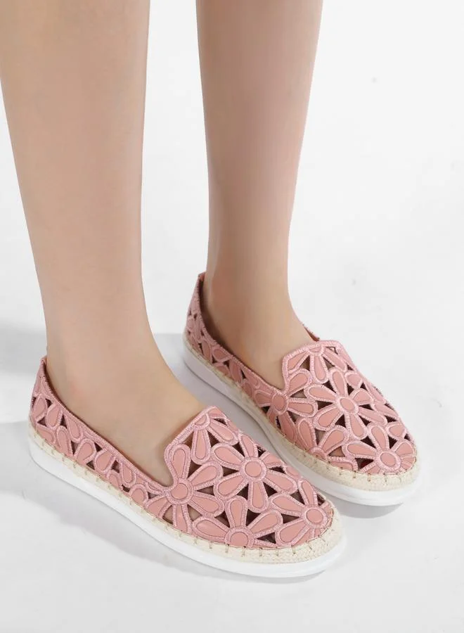 سنيك ايه بيك حذاء اسبادريل بتفاصيل مفرغة بنمط زهور