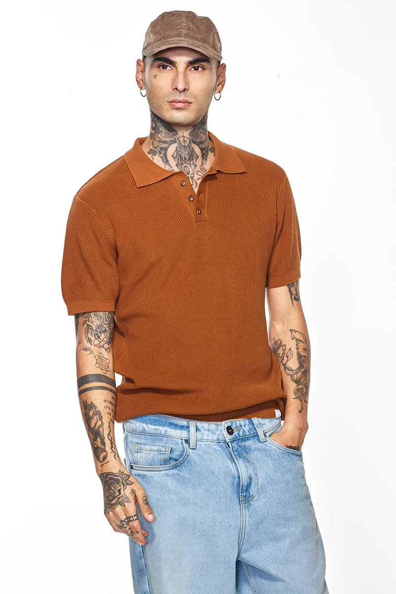 SNITCH تيشيرت بولو كور لاب بني بنقوش