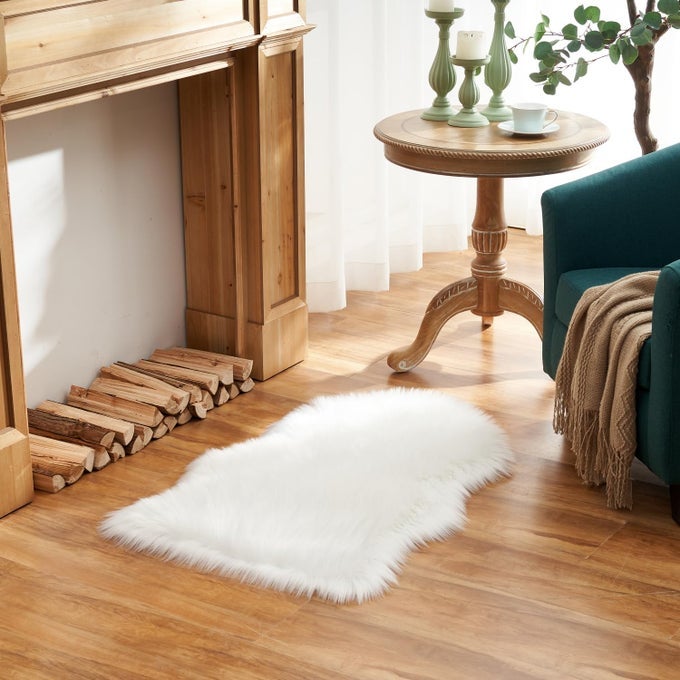 EASYJOY ULTRA SOFT FLUFFY SHAGGY AREA RUG FAUX FUR RUG CHAIR COVER SEAT PAD FUZZY AREA RUG FOR BEDROOM FLOOR SOFA LIVING ROOM 2 X 6 FT SHEEPSKIN WHITE