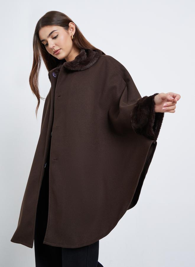 ستايلي معطف كيب واسع بتفاصيل فرو صناعي - Image 1