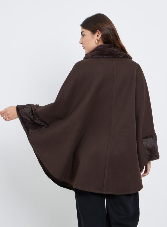 ستايلي معطف كيب واسع بتفاصيل فرو صناعي - Image 5