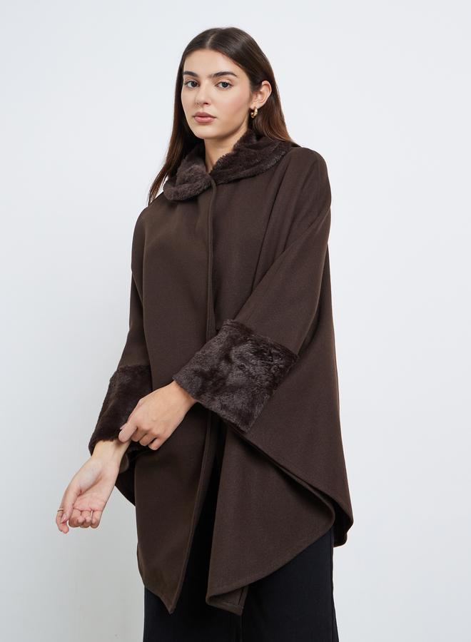 ستايلي معطف كيب واسع بتفاصيل فرو صناعي - Image 3