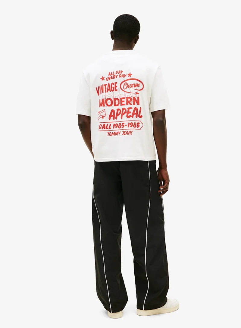 تومي جينز تيشيرت بياقة دائرية برسومات جرافيتي بتصميم التسعينات