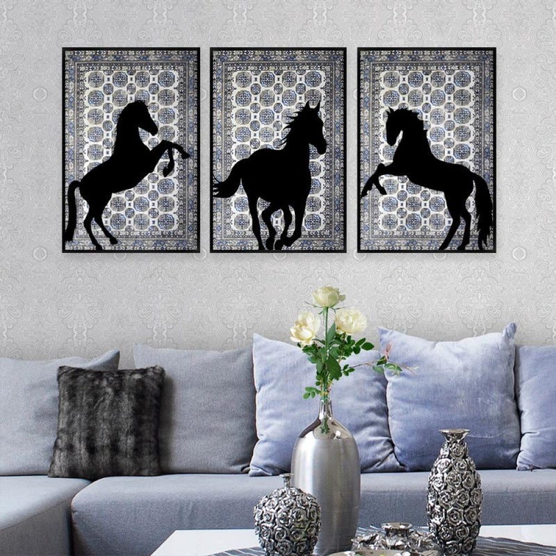 ماركتنا ثلاث لوحات قماشية بتصميم حصان مع برواز مجوف مقاس (150×70) ثلاث قطع - Image 2