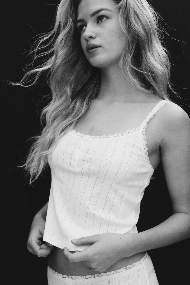 اتش اند ام بلوزة قطنية بحمالات كتف رفيعة