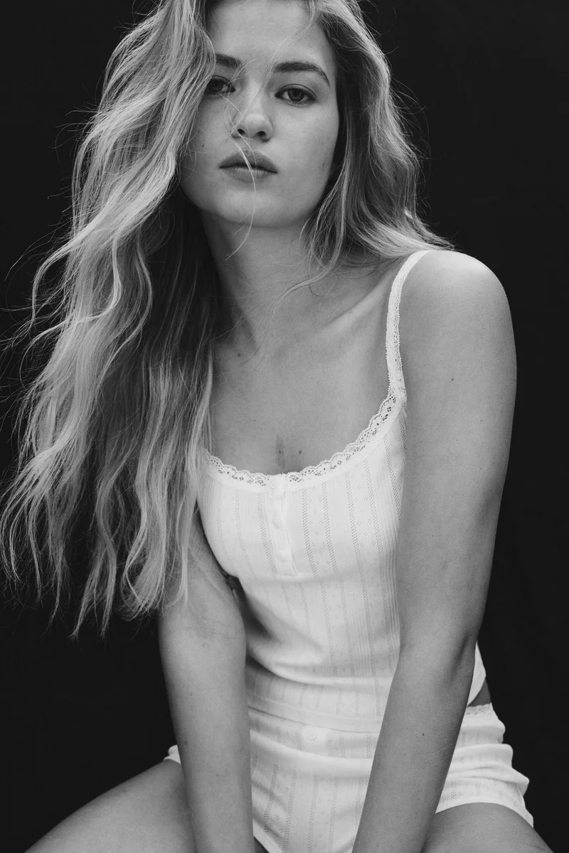 اتش اند ام بلوزة قطنية بحمالات كتف رفيعة