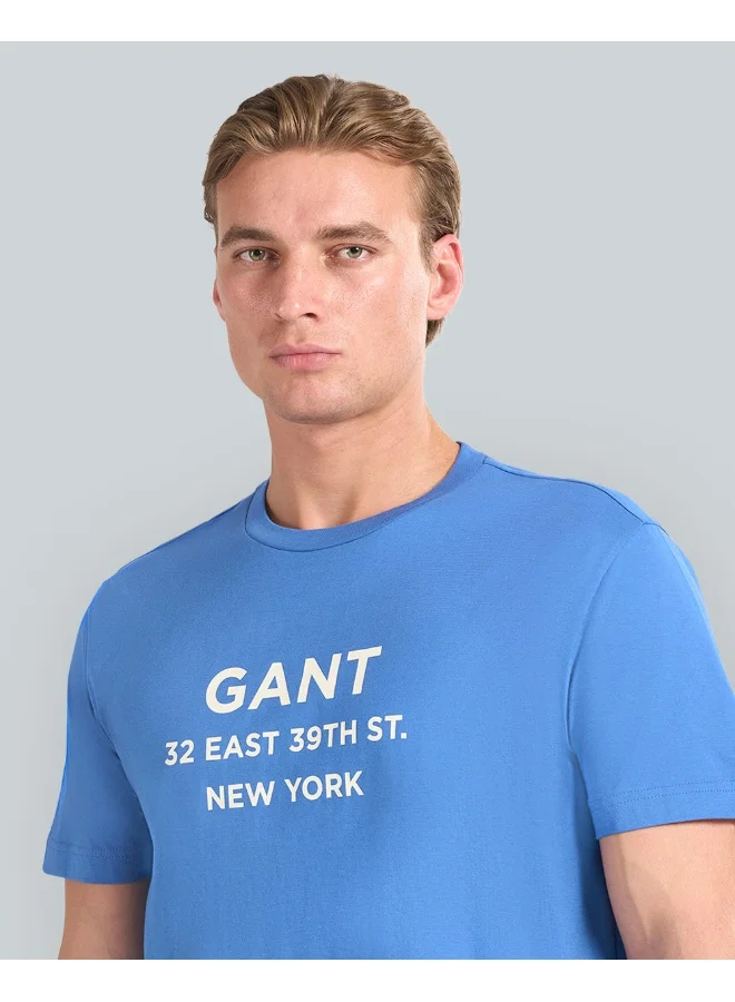 غانت تيشيرت رجالي بطبعة جرافيك صغيرة من Gant (كحلي مع طبعة حمراء)