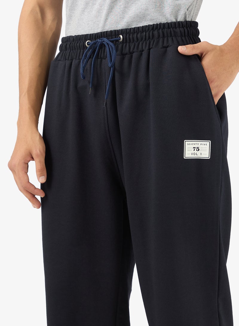 سفنتي فايف بيسيكس بنطلون رياضي بطبعات جرافيك وحافة مفتوحة - Image 4