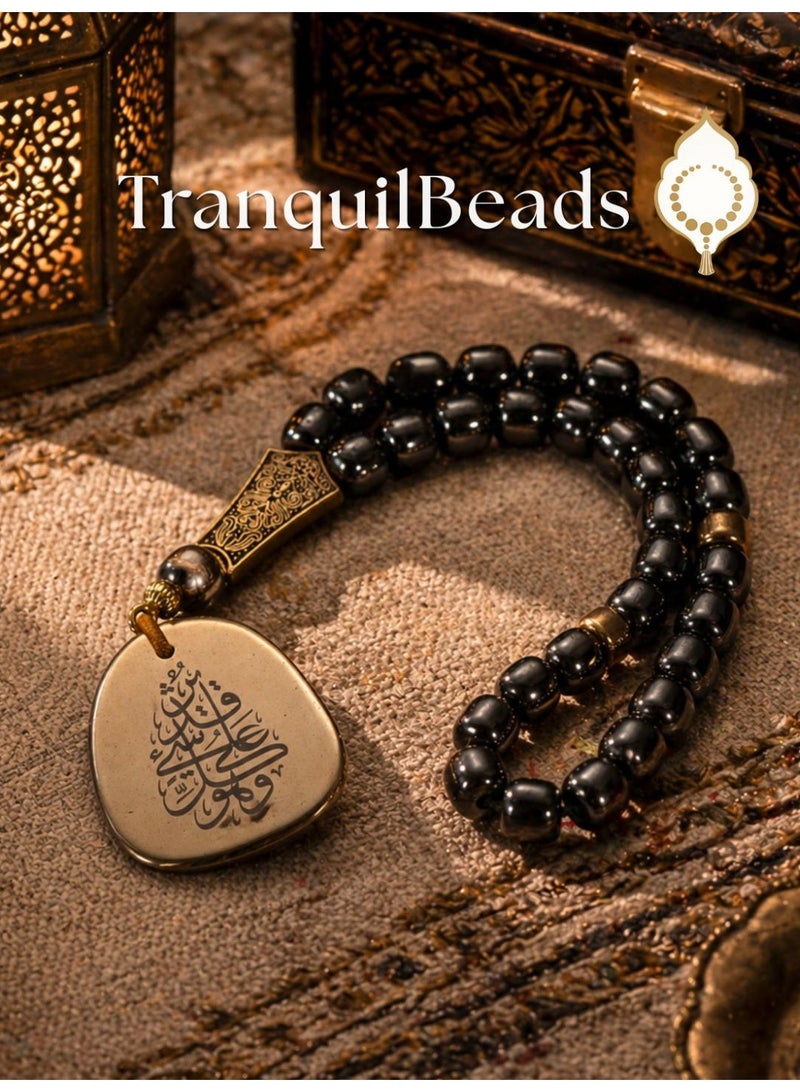 TranquilBeads 1 قطعة 33 حبة تسبيح هيماتيت أسود – سلسلة صلاة حجر لامع مع قلادة منقوشة، ملحق لتعليق مرآة السيارة، هدوء وتركيز وسلامة على الطريق، هدية أنيقة للرجال، هدية رمضان/عيد/سيارة جديدة مع صندوق فاخر - Image 1