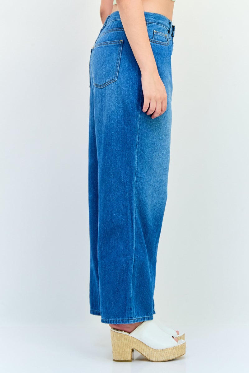 Universal Thread Women Relaxed Fit Washed Non-Stretchable Short Length Jeans, Light Wash - Image 2