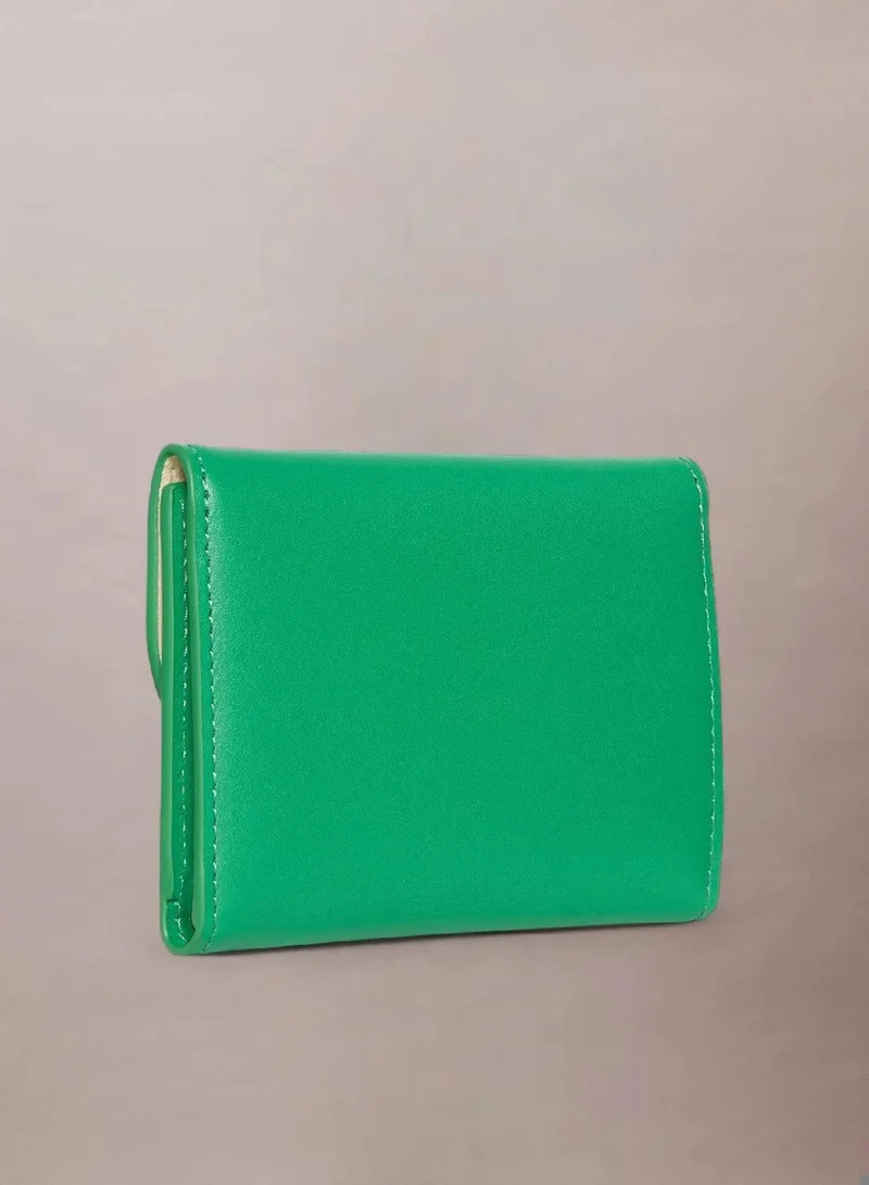 كالفن كلاين محفظة من الجلد ثلاثية الطي بتقنية RFID