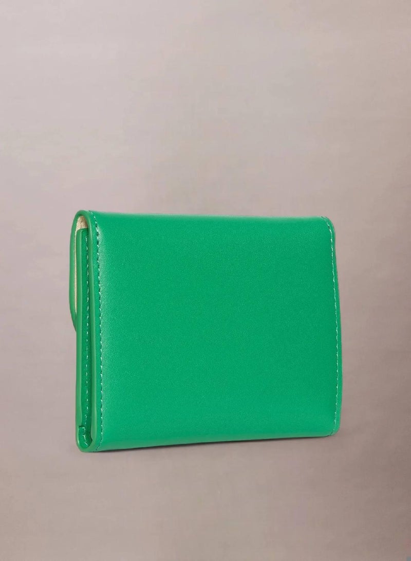 كالفن كلاين محفظة من الجلد ثلاثية الطي بتقنية RFID - Image 2