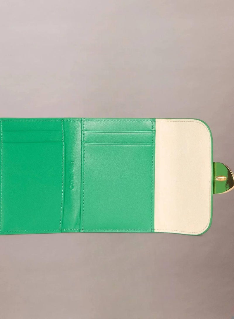 كالفن كلاين محفظة من الجلد ثلاثية الطي بتقنية RFID - Image 3