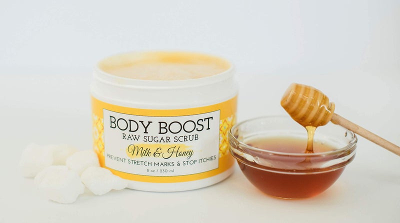 Body Boost سكر مقشر الحليب والعسل 8 أونصات - يساعد في منع جفاف الجلد، علامات التمدد، والندوب - آمن للحمل والرضاعة - خالي من المواد المسببة للحساسية - Image 3