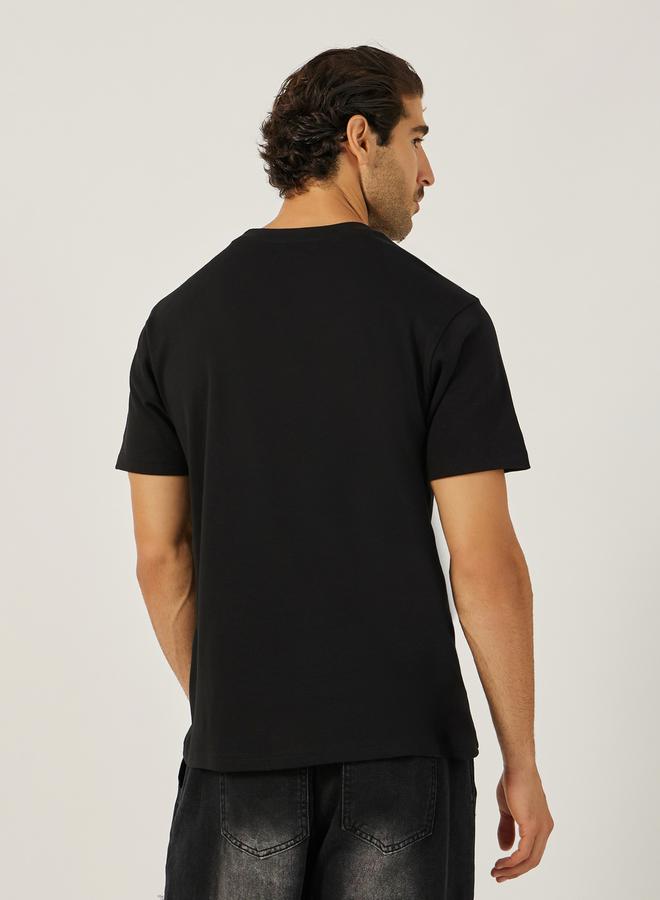 ستايلي تيشيرت قصير الأكمام بياقة دائرية مزين بالمسامير - Image 4