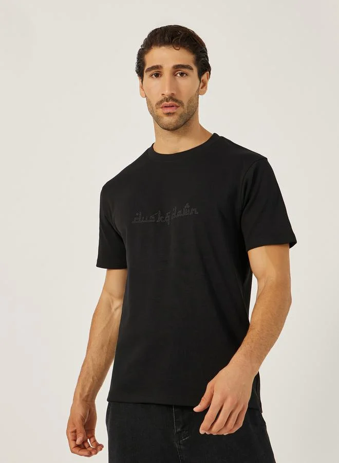 ستايلي تيشيرت قصير الأكمام بياقة دائرية مزين بالمسامير