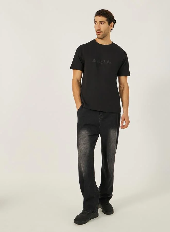 ستايلي تيشيرت قصير الأكمام بياقة دائرية مزين بالمسامير