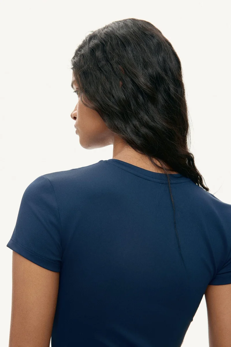 اتش اند ام تي-شيرت ضيق من الميكروفيبر