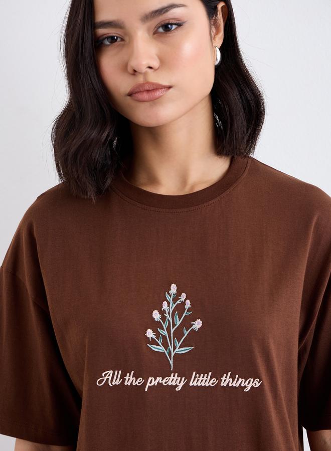 ستايلي تيشيرت فضفاض بأكمام قصيرة مطرز بشعار ستايلي - Image 1