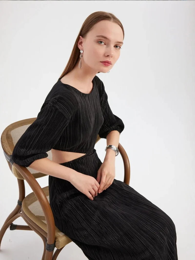 زوبعة فستان ماكسي طويل بأكمام طويلة من قماش السلينكي بياقة دائرية وتفاصيل مقصوصة