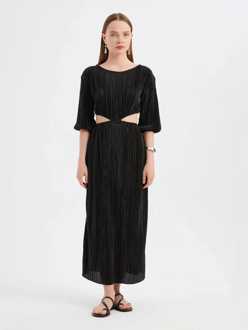 زوبعة فستان ماكسي طويل بأكمام طويلة من قماش السلينكي بياقة دائرية وتفاصيل مقصوصة