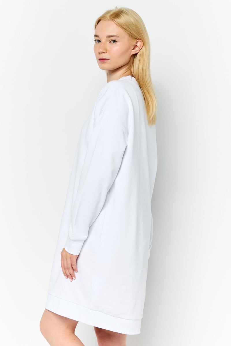 Lyle & Scott فستان سويت شيرت مزين بشعار للنساء، أبيض - Image 2