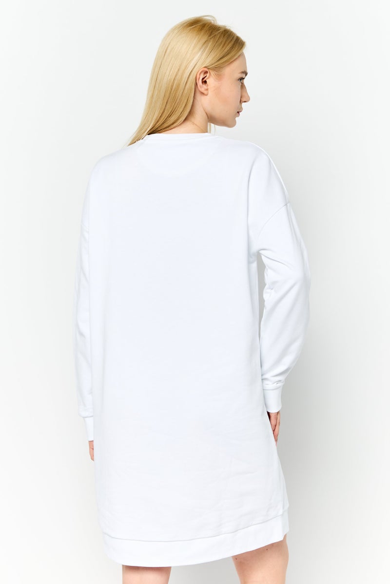 Lyle & Scott فستان سويت شيرت مزين بشعار للنساء، أبيض - Image 4
