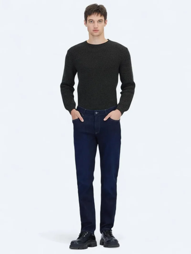 كيب بنطال جينز أزرق داكن بقصة ضيقة مصنوع من مزيج القطن