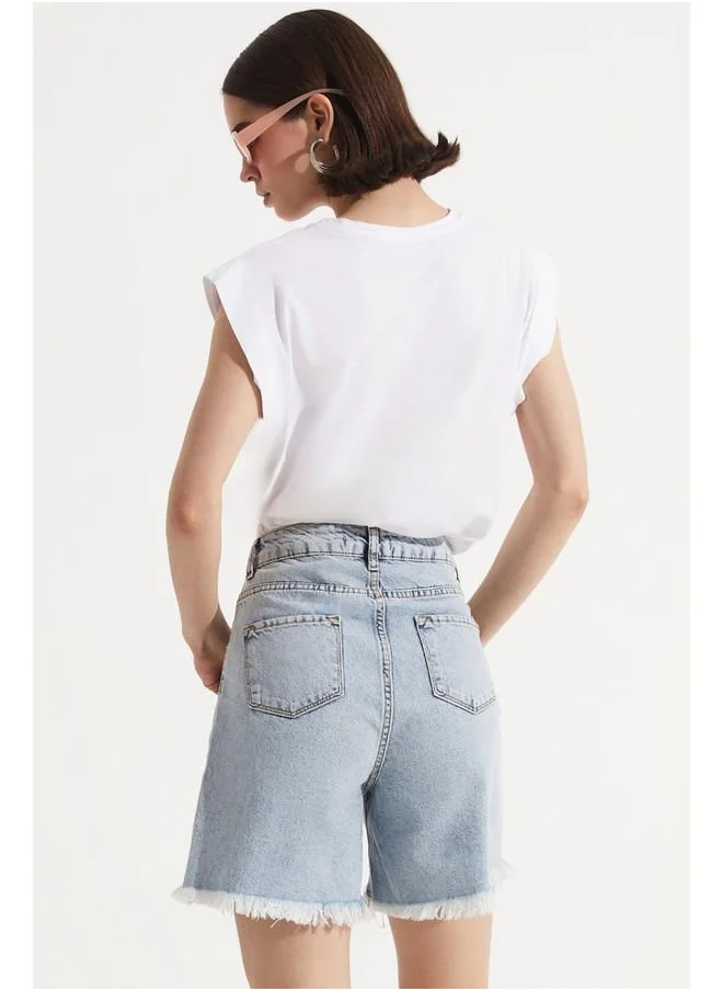 جون June Tasseled Jean Short Ice Blue