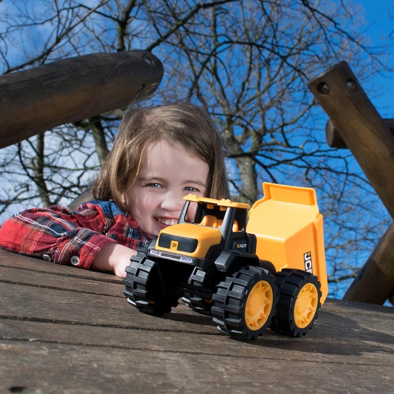 تيم ستيرز مجموعة لعب Teamsterz The JCB شاحنة قلابة 10 بوصة وأدوات الرمل والخوذة هي لعبة ممتعة وتعليمية مصممة للأطفال من سن 3 سنوات فما فوق. - Image 2