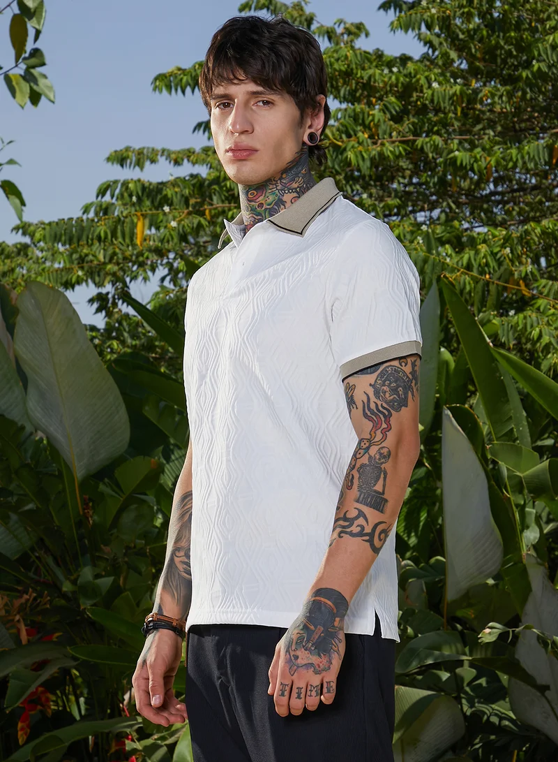 Campus Sutra Men's Chalk White & Olive Green Ripple-Logenze Polo T-Shirt