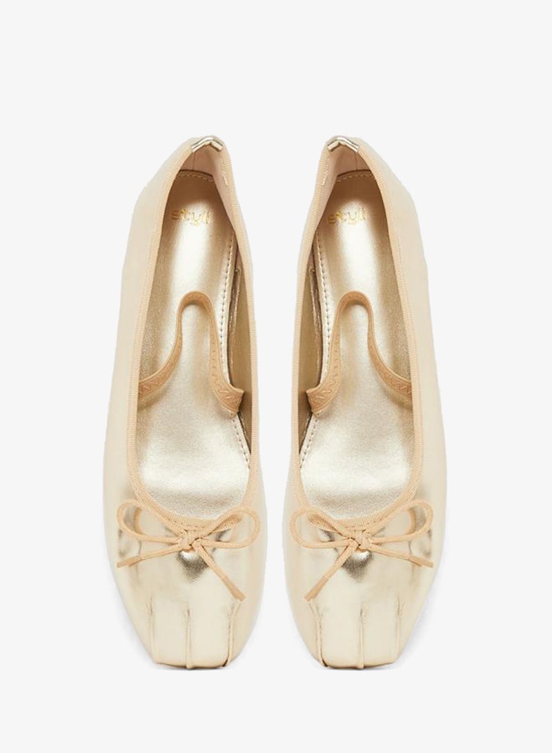 Styli Gold Bow Detail Flat Ballerinas - Image 5