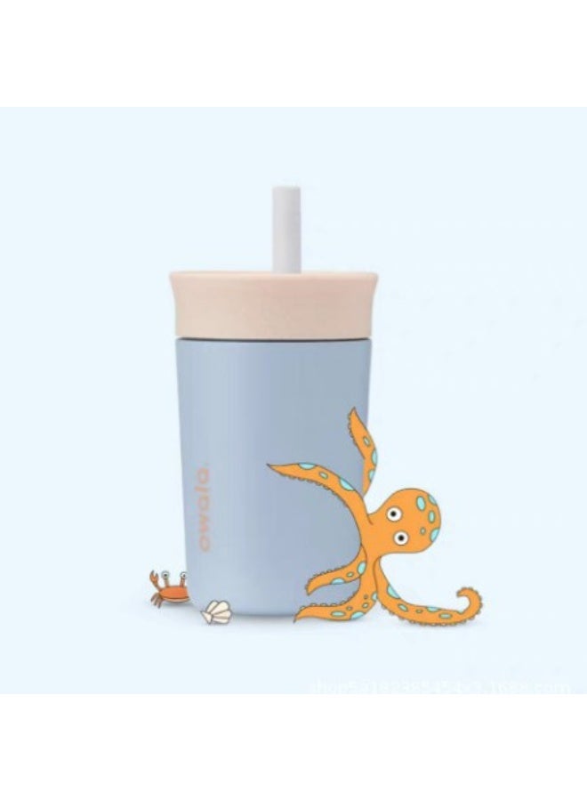 Owala كوب أولا للأطفال معزول من الفولاذ المقاوم للصدأ 12 أونصة مع قشة، كوب بغطاء مانع للتسرب مع غلاف سيليكون محمول زجاجة ماء رياضية للأطفال (بيج وأزرق) - Image 3