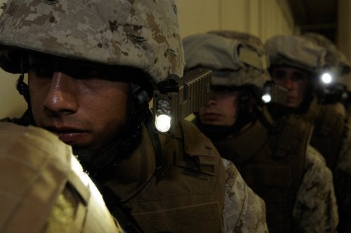 Streamlight فلاشلايت ستريملايت 14024 سايدويندر 55 لومن LED للطيران مقاوم للماء مع (2) بطاريات AA قلوية في علبة، كايوتي - Image 2